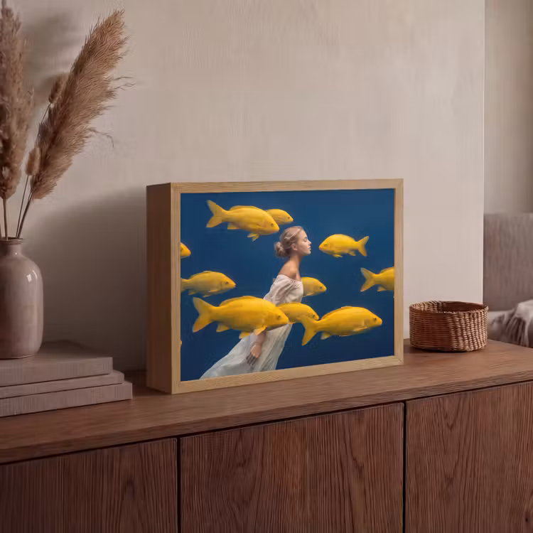 Vrouw - Vis - Water - Natuur - Geel Light Box met batterij (Wandlamp) middel -sfeer2