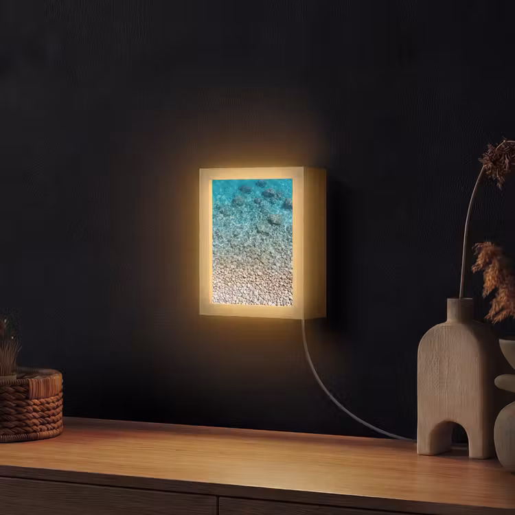 Water - Kiezels - Natuur - Levendig - Turkoois Light Box met kabel (Wandlamp) klein -sfeer1