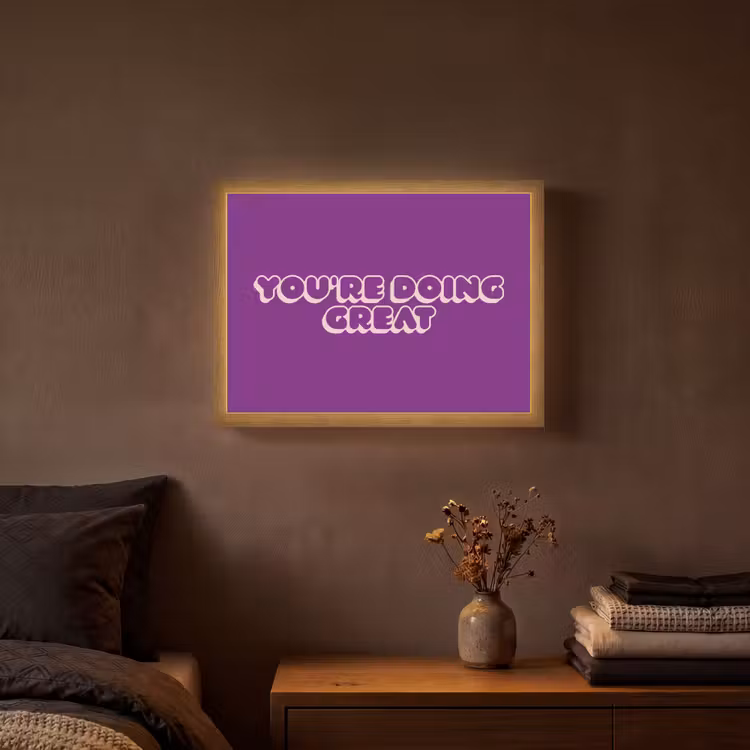 You're doing great - Paars - Bubble letters Light Box met batterij (Wandlamp) middel -sfeer4