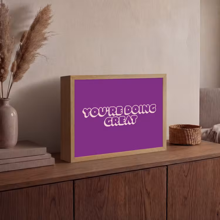 You're doing great - Paars - Bubble letters Light Box met batterij (Wandlamp) middel -sfeer2