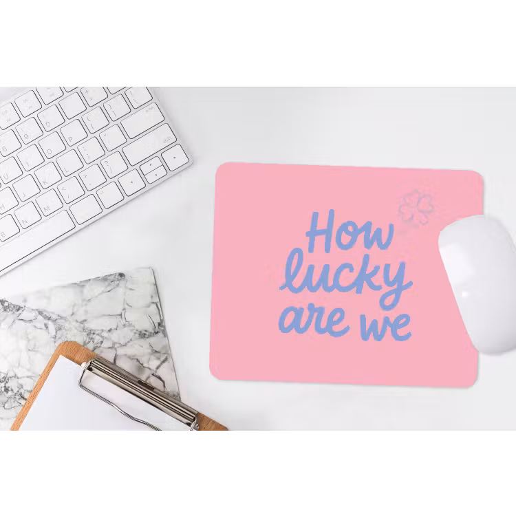 How lucky are we - Klavervier - Roze - Blauw muismat rubber klein -witbureau