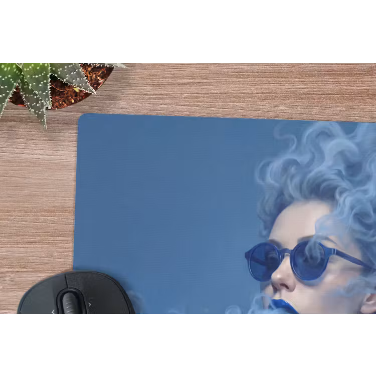 Portret - Zonnebril - Rook - Abstract - Blauw muismat rubber klein -closeup
