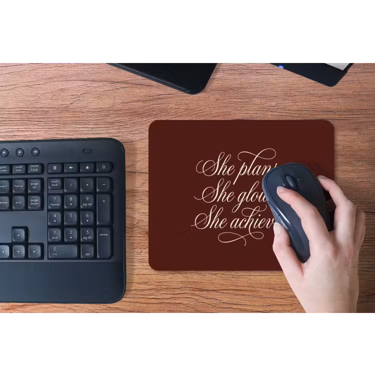 She plans she glows she achieves - Rood - Cursief muismat rubber klein -toetsenbord