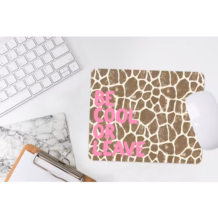 Tekst - Be cool or leave - Roze - Giraffenprint muismat rubber klein -witbureau