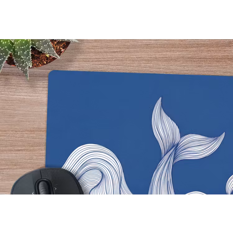 Walvis - Staart - Golven - Lijntekening - Blauw muismat rubber klein -closeup