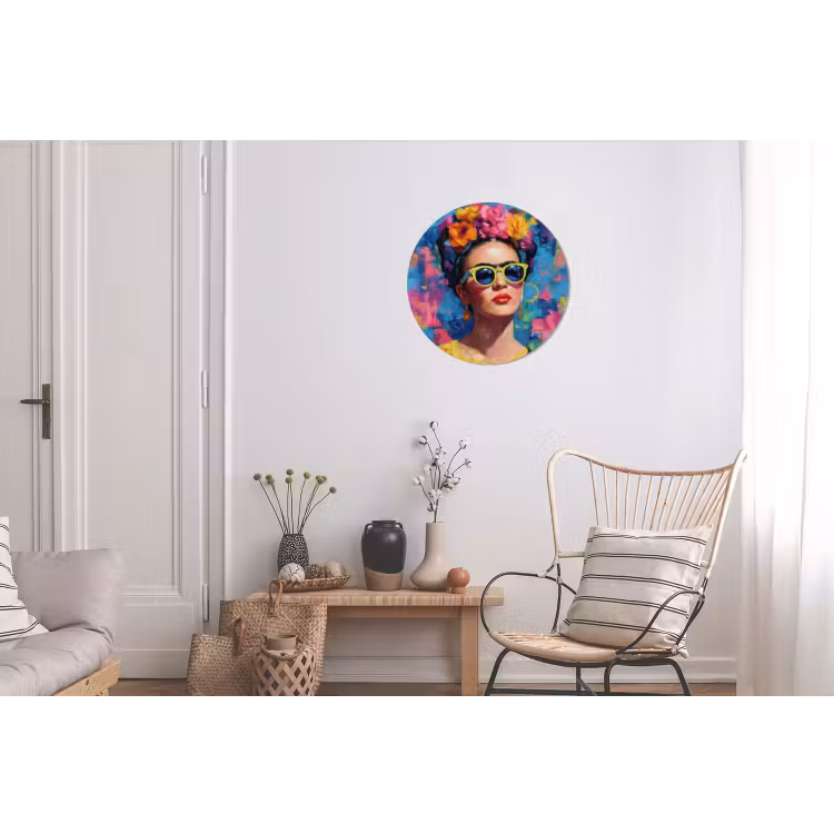 Vrolijk portret - Vrouw - Bloemenkroon Wandcirkel aluminium klein -woonkamer