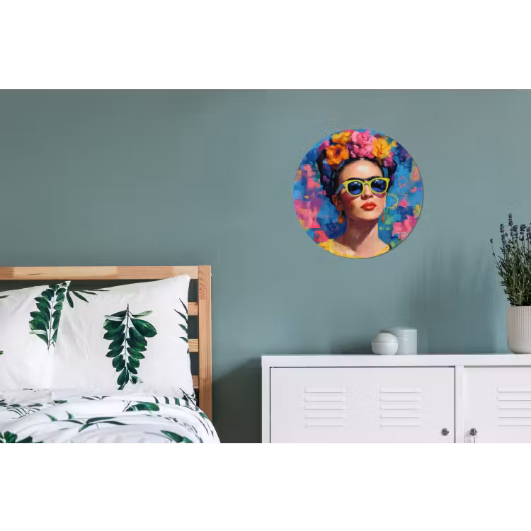 Vrolijk portret - Vrouw - Bloemenkroon Wandcirkel aluminium klein -slaapkamer