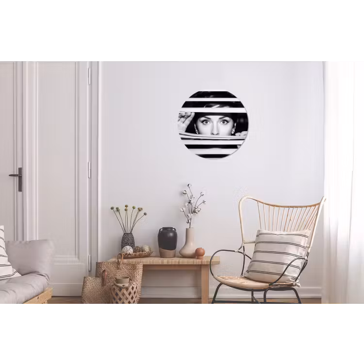 Vrouw - Jaloezieën - Portret - Zwart-wit Wandcirkel aluminium klein -woonkamer