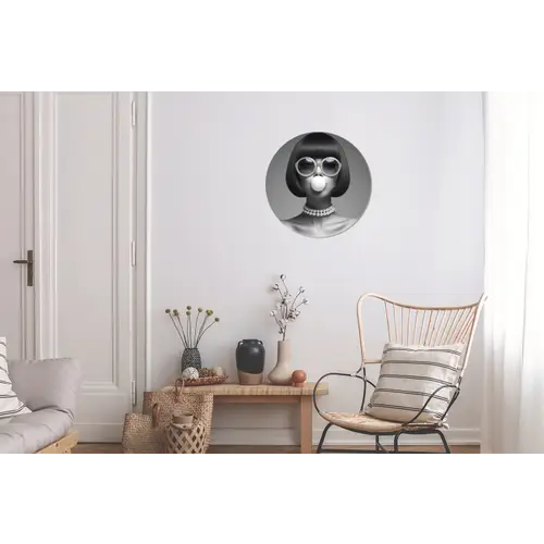 Vrouw - Zwart Wit - Ketting - Zonnebril Wandcirkel aluminium klein -woonkamer