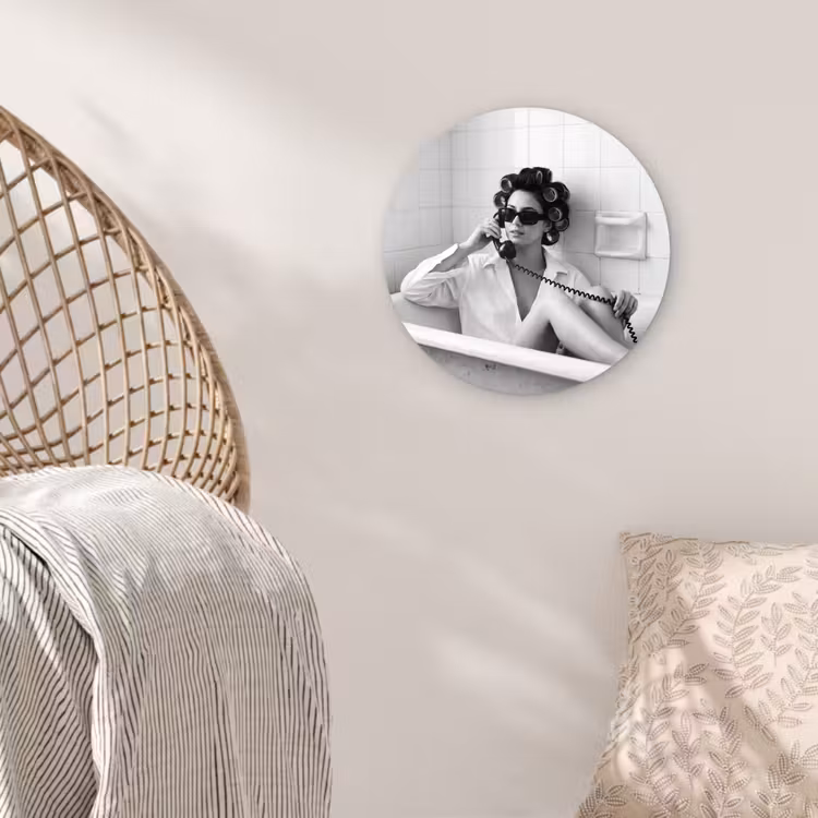 Bad - Vrouw - Zwart - Wit Wandcirkel kunststof plaat 5mm dik klein -sfeer5
