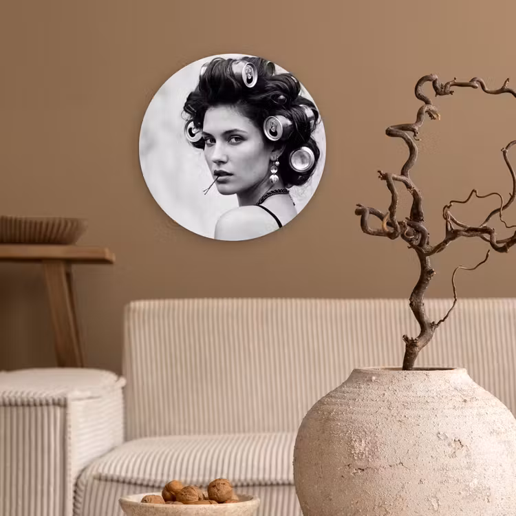 Edgy - Vrouw - Zwart - Wit Wandcirkel kunststof plaat 5mm dik klein -sfeer1