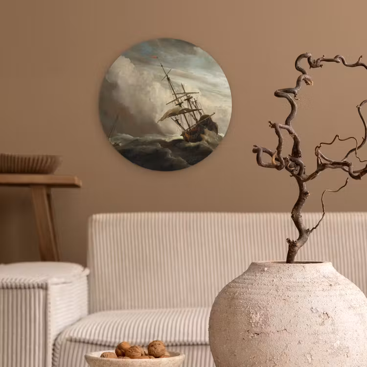 Een schip in volle zee bij vliegende storm - Schilderij van Willem van de Velde Wandcirkel kunststof plaat 5mm dik klein -sfeer1