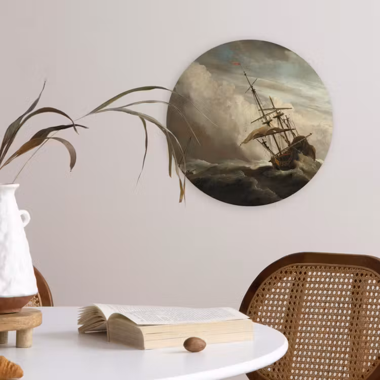 Een schip in volle zee bij vliegende storm - Schilderij van Willem van de Velde Wandcirkel kunststof plaat 5mm dik klein -sfeer4