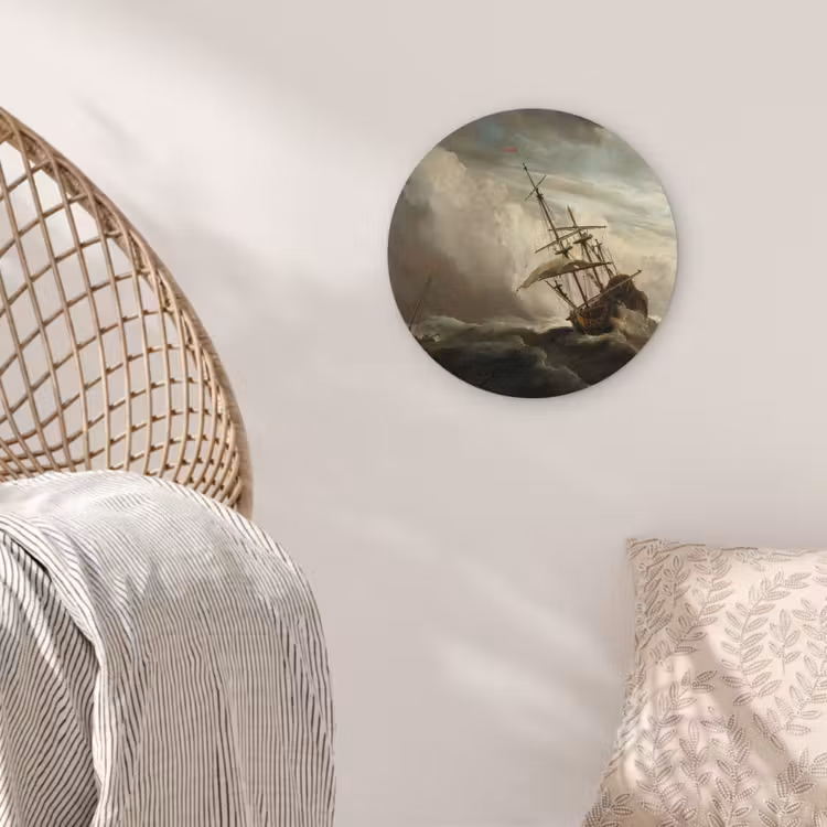 Een schip in volle zee bij vliegende storm - Schilderij van Willem van de Velde Wandcirkel kunststof plaat 5mm dik klein -sfeer5