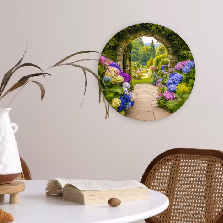 Doorkijk - Poort - Hortensia - Bloementuin Wandcirkel plexiglas klein -sfeer4