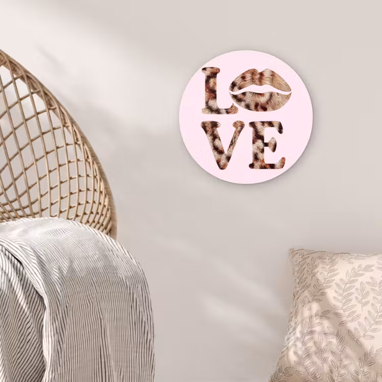 Tekst - Love - Pantervacht - Lichtroze Wandcirkel plexiglas klein -sfeer5