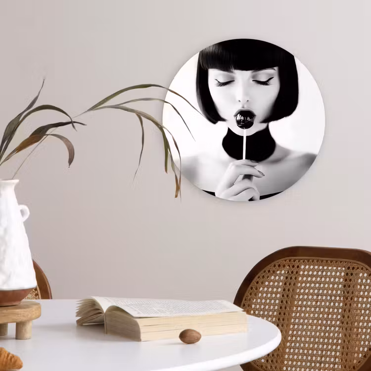Vrouw - Lolly - Zwart - Wit Wandcirkel plexiglas klein -sfeer4