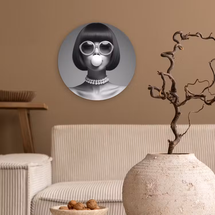 Vrouw - Zwart Wit - Ketting - Zonnebril Wandcirkel plexiglas klein -sfeer1