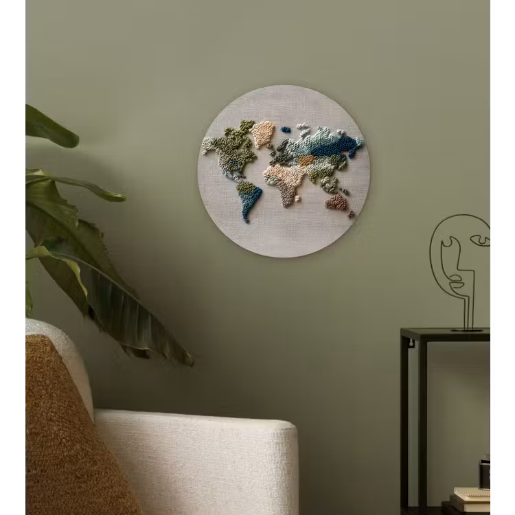 Wereldkaart - Geborduurd - Aardetinten Wandcirkel plexiglas klein -sfeer3