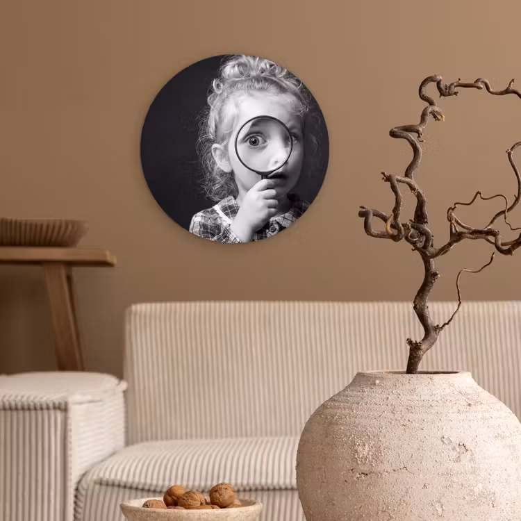 Kind - Vergrootglas - Portret - Zwart-wit Wandcirkel kunststof plaat 5mm dik klein -sfeer1