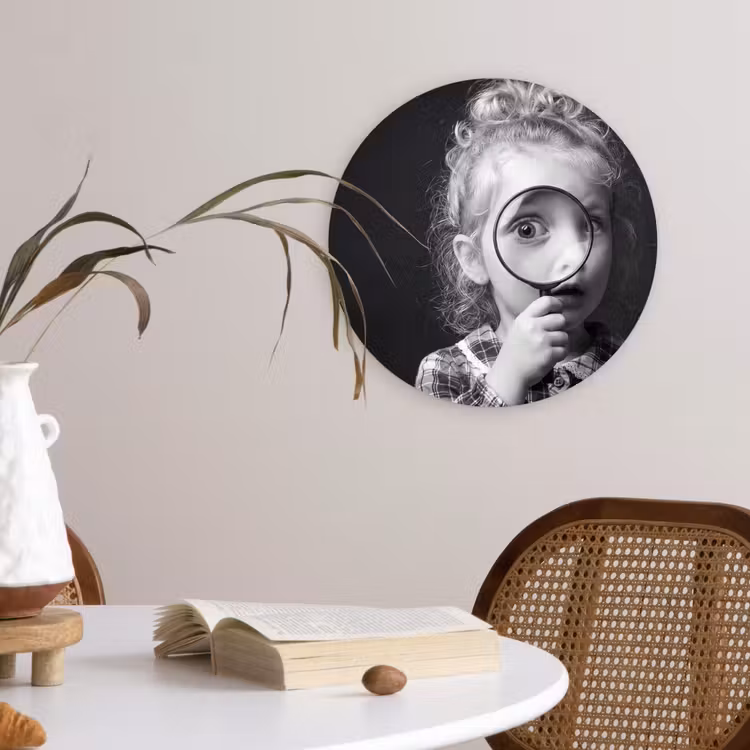 Kind - Vergrootglas - Portret - Zwart-wit Wandcirkel kunststof plaat 5mm dik klein -sfeer4