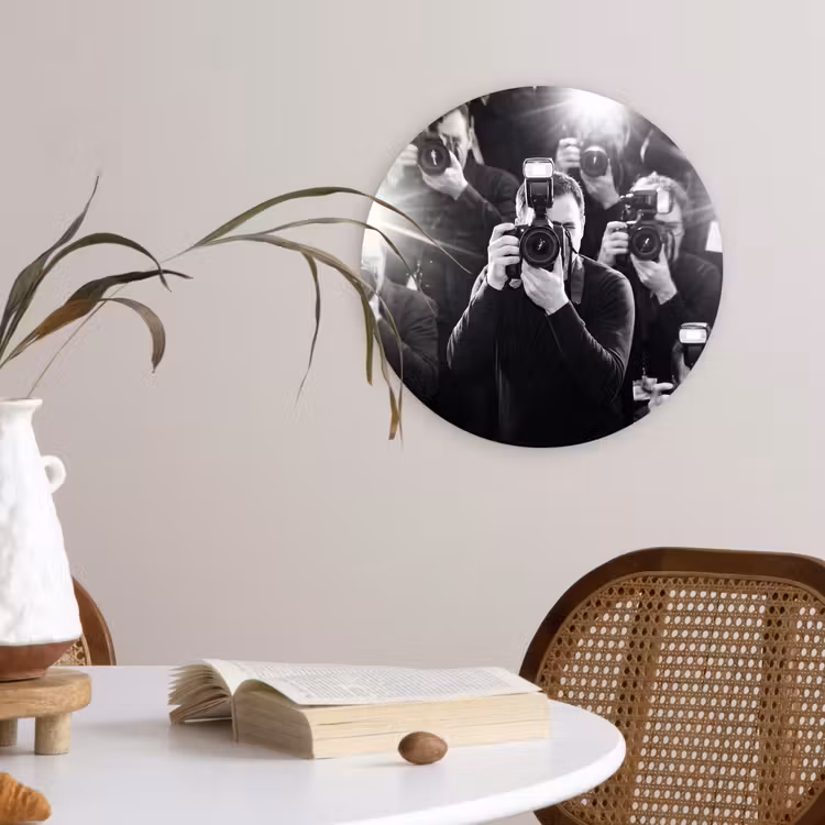 Mensen - Camera - Flitslicht - Zwart-wit - Media Wandcirkel kunststof plaat 5mm dik klein -sfeer4