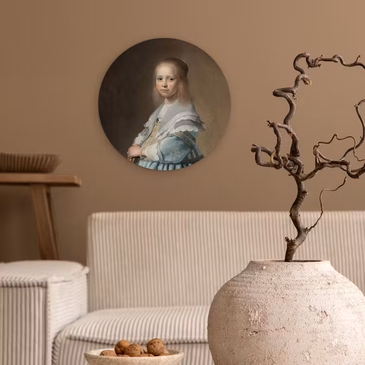Portret van een meisje in het blauw - Schilderij van Johannes Cornelisz. Verspronck Wandcirkel kunststof plaat 5mm dik klein -sfeer1