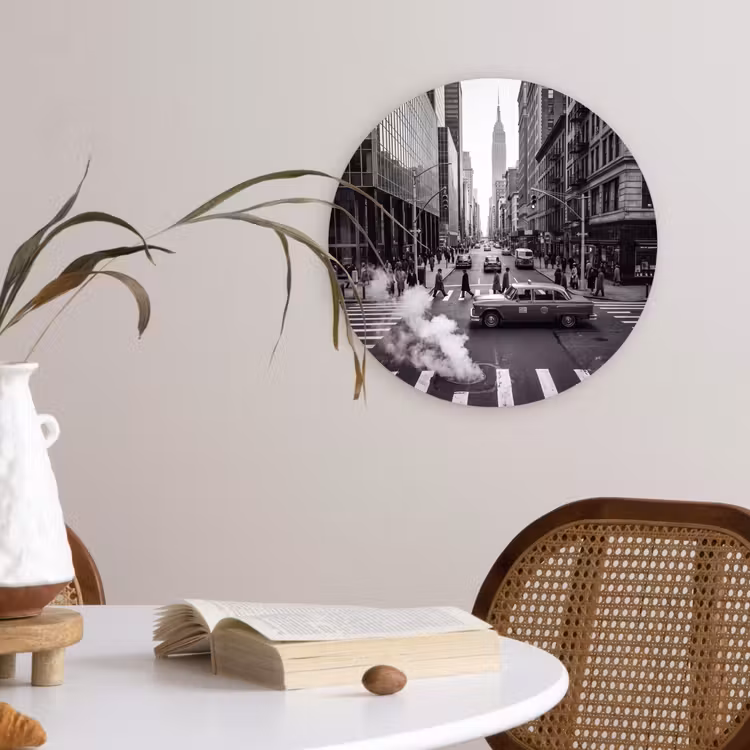 Stad - Straat - Gebouwen - Verkeer - Zwart-wit Wandcirkel kunststof plaat 5mm dik klein -sfeer4