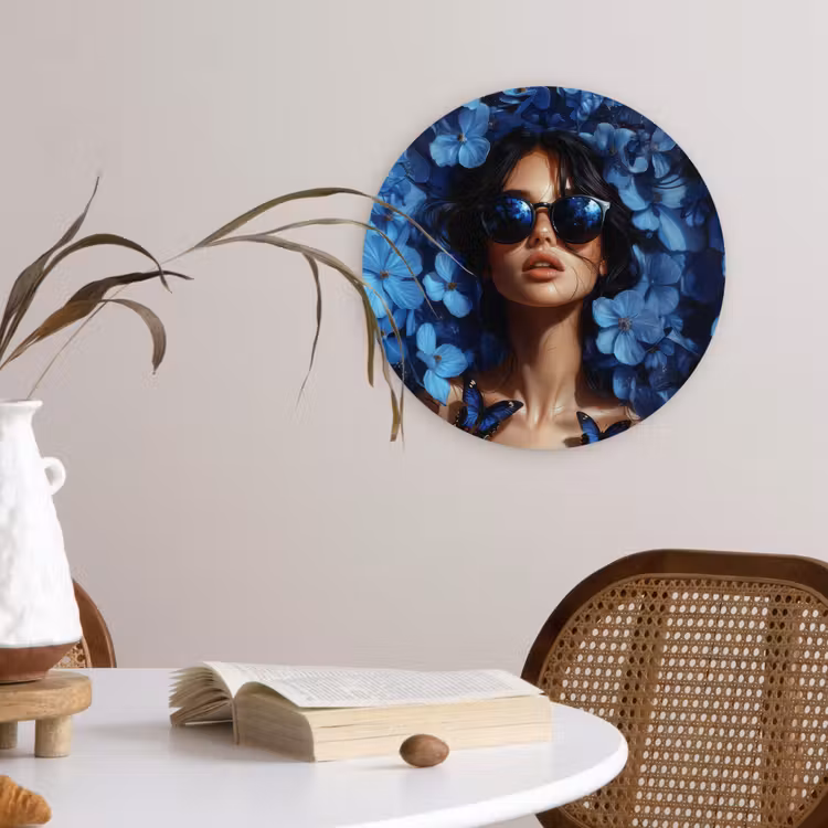 Vrouw - Blauw - Bloemen - Vlinders - Natuur Wandcirkel kunststof plaat 5mm dik klein -sfeer4