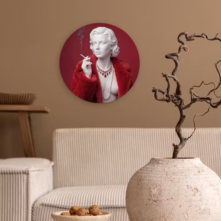Vrouw - Bontjas - Mode - Klassiek - Rood Wandcirkel kunststof plaat 5mm dik klein -sfeer1