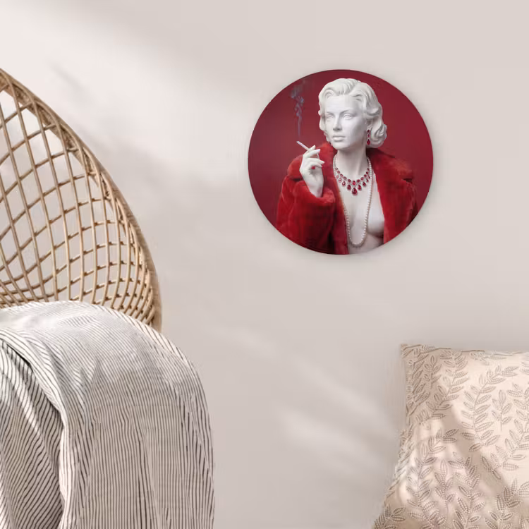 Vrouw - Bontjas - Mode - Klassiek - Rood Wandcirkel kunststof plaat 5mm dik klein -sfeer5