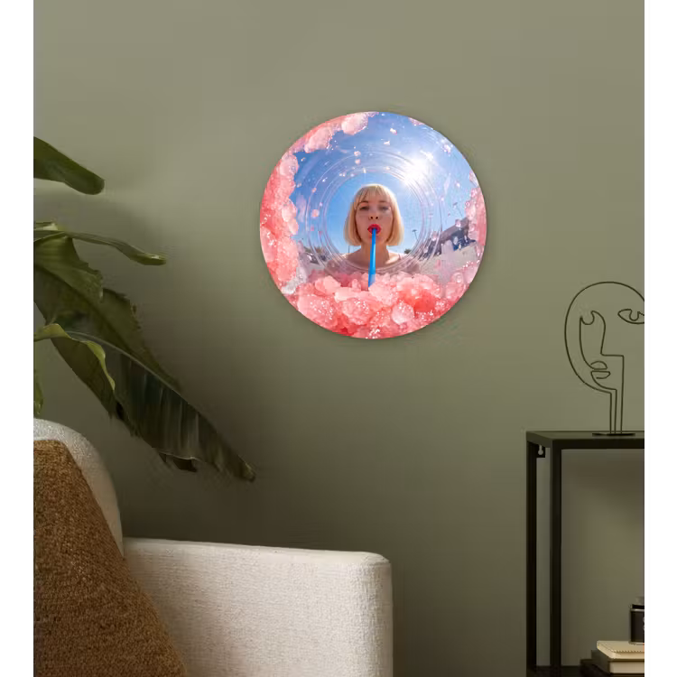 Vrouw - Drank - Zomer - Roze - Blauw Wandcirkel kunststof plaat 5mm dik klein -sfeer3