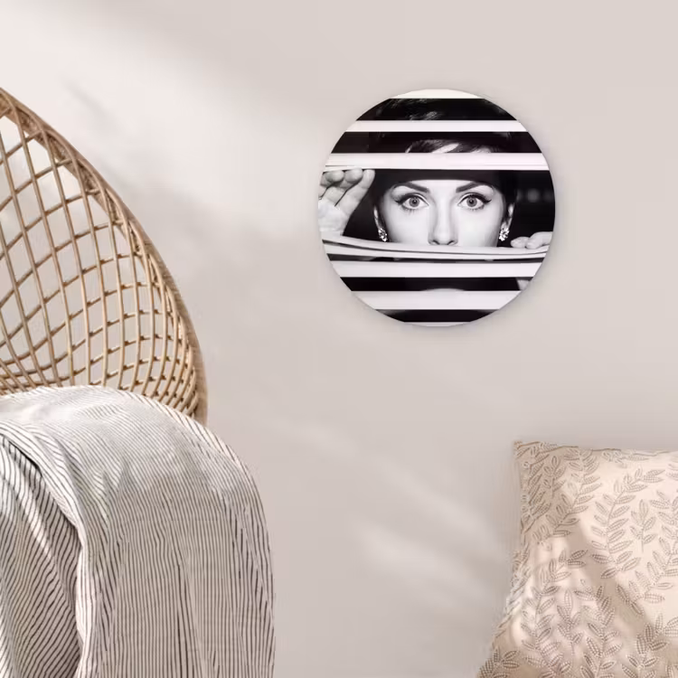 Vrouw - Jaloezieën - Portret - Zwart-wit Wandcirkel kunststof plaat 5mm dik klein -sfeer5