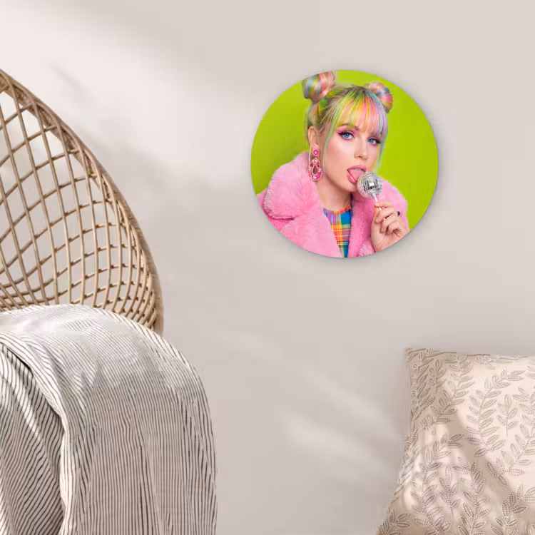 Vrouw - Kleurrijk haar - Pop art - Modern - Levendig Wandcirkel kunststof plaat 5mm dik klein -sfeer5