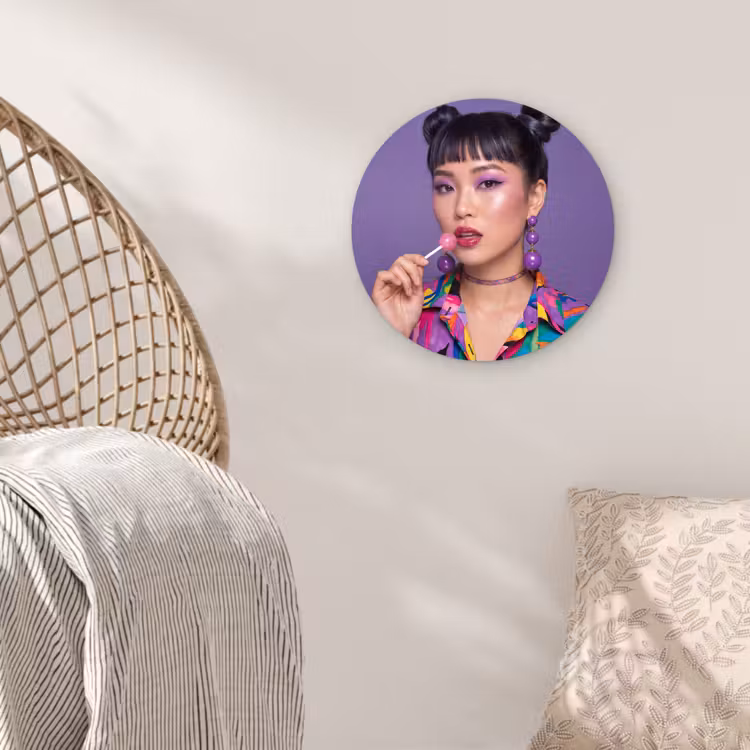 Vrouw - Portret - Make-up - Paars - Levendig Wandcirkel kunststof plaat 5mm dik klein -sfeer5