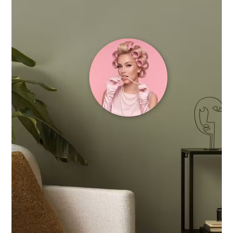 Vrouw - Roze - Parelketting - Krulspelden Wandcirkel kunststof plaat 5mm dik klein -sfeer3