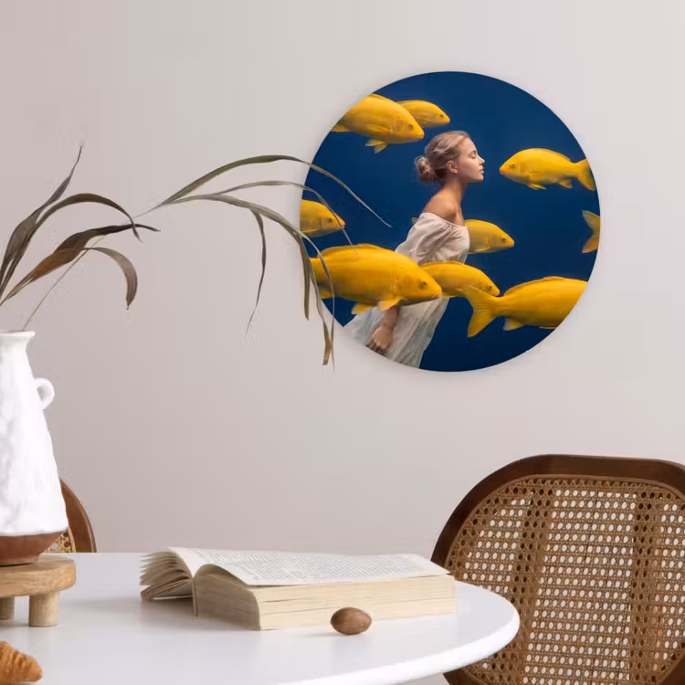 Vrouw - Vis - Water - Natuur - Geel Wandcirkel kunststof plaat 5mm dik klein -sfeer4