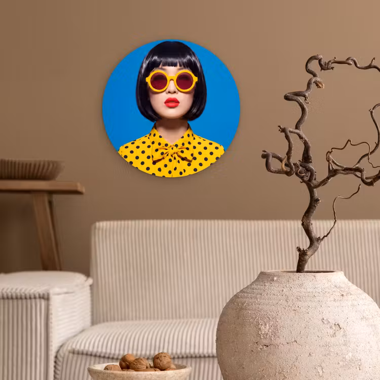 Vrouw - Zonnebril - Pop Art - Portret - Geel Wandcirkel kunststof plaat 5mm dik klein -sfeer1
