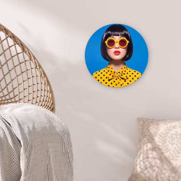 Vrouw - Zonnebril - Pop Art - Portret - Geel Wandcirkel kunststof plaat 5mm dik klein -sfeer5