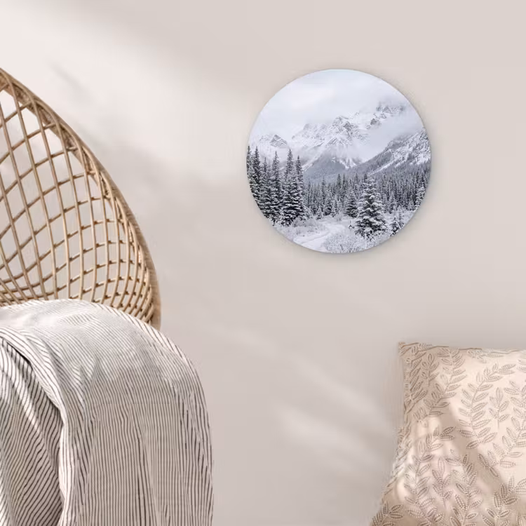 Weg - Bergen - Sneeuw - Naaldbos - Avontuurlijk Wandcirkel kunststof plaat 5mm dik klein -sfeer5