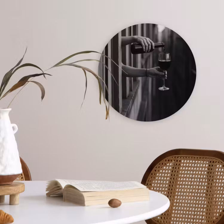 Wijnfles - Glas - Handen - Raam Wandcirkel kunststof plaat 5mm dik klein -sfeer4