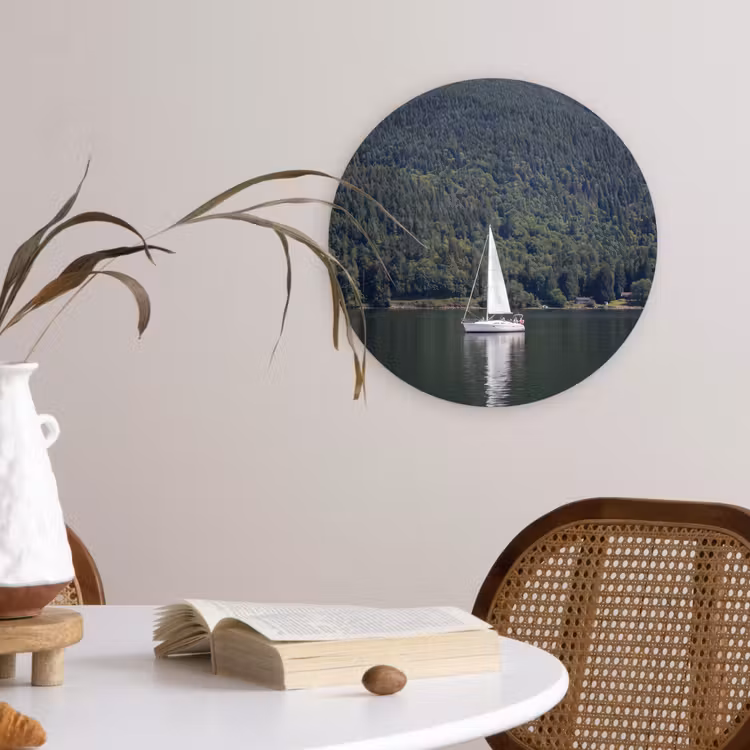 Zeilboot - Water - Bergen - Natuur - Groen Wandcirkel kunststof plaat 5mm dik klein -sfeer4