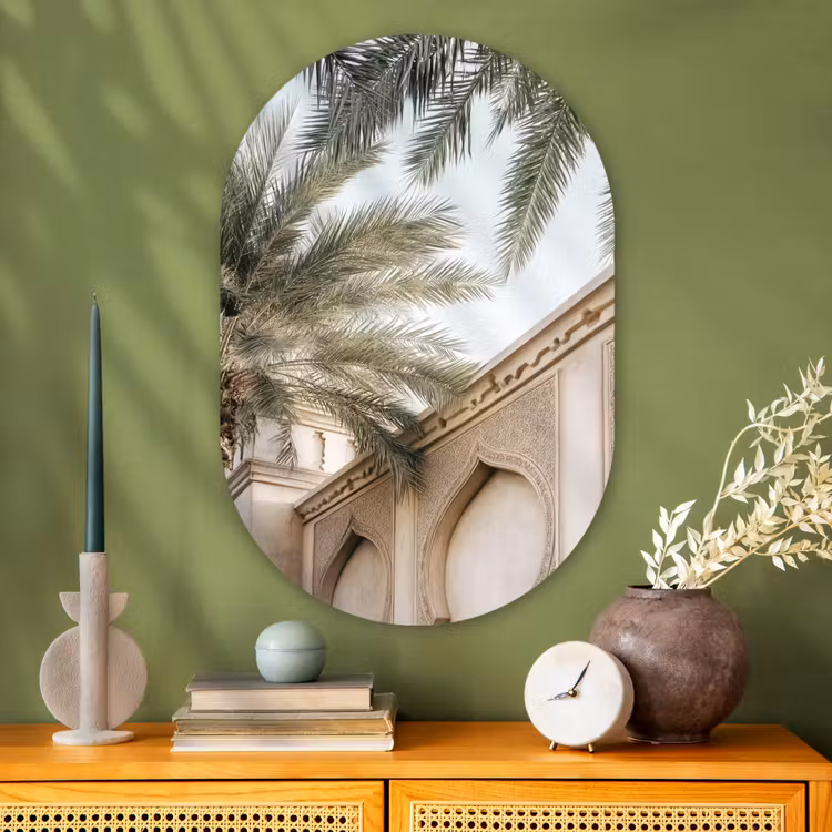 Gebouw - Palmbomen - Beige - Zon Wandcirkel Ovaal Glas middel -sfeer2