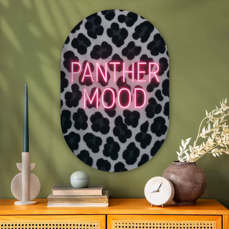 Panterprint - Zwart - Neonletters - Roze Wandcirkel Ovaal Glas middel -sfeer2