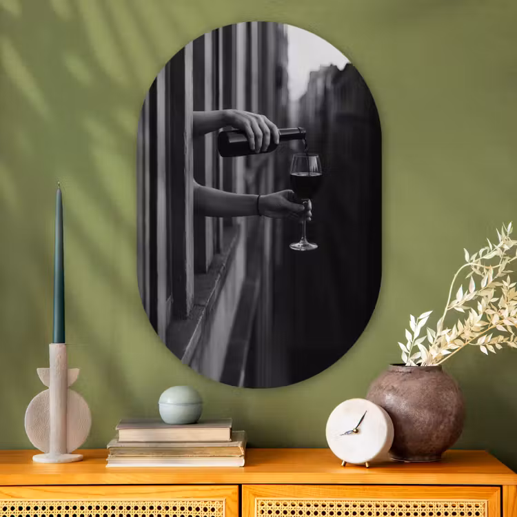 Wijnfles - Glas - Handen - Raam Wandcirkel Ovaal Glas middel -sfeer2