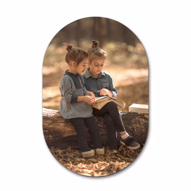 Muurovaal met foto - porductbeeld - Twee meisjes op een boomstam