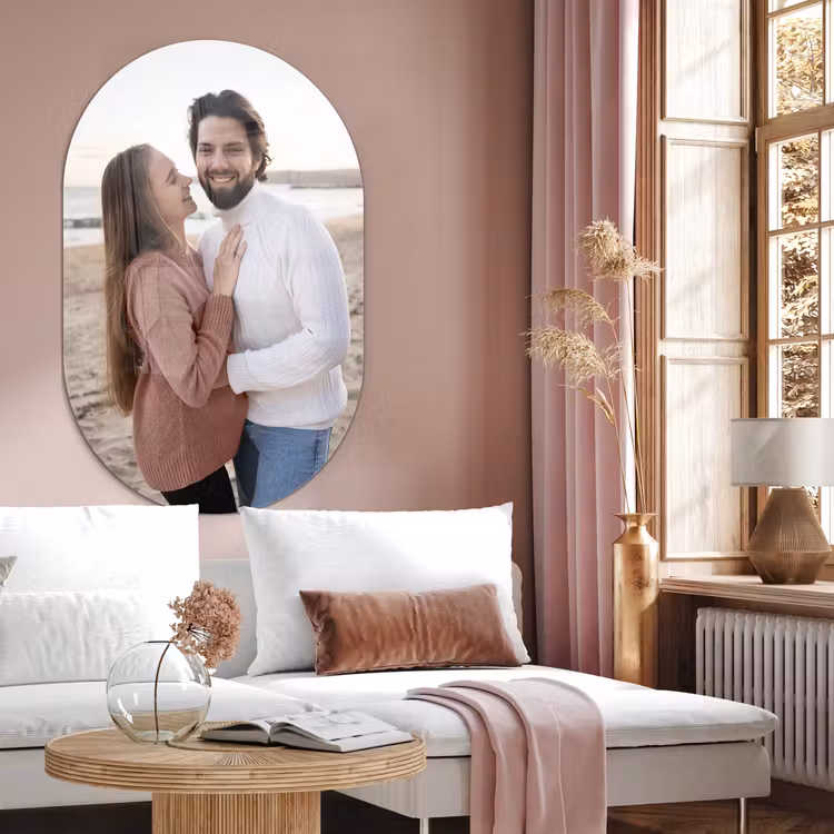 Muurovaal met foto - sfeerbeeld - foto van koppel in een woonkamer