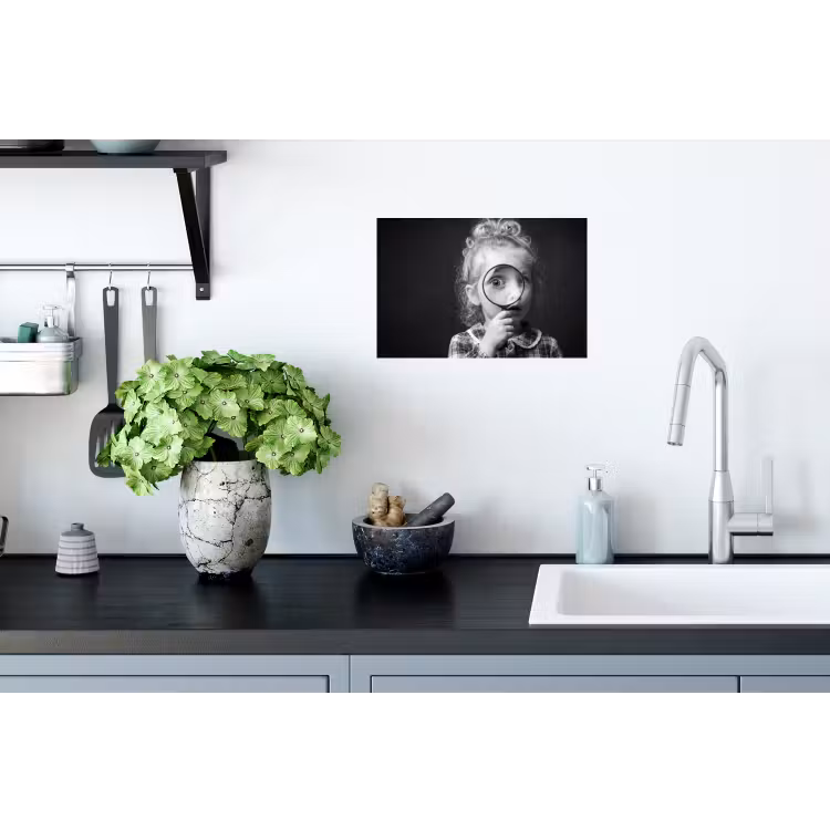 Kind - Vergrootglas - Portret - Zwart-wit Muursticker klein -keuken