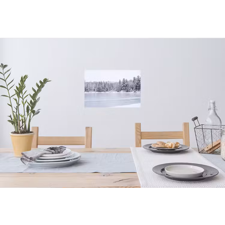 Meer - Dennen - IJs - Winter - Rustgevend Muursticker klein -eettafel
