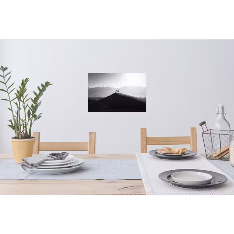 Mens - Kameel - Zandduin - Natuur - Monochroom Muursticker klein -eettafel